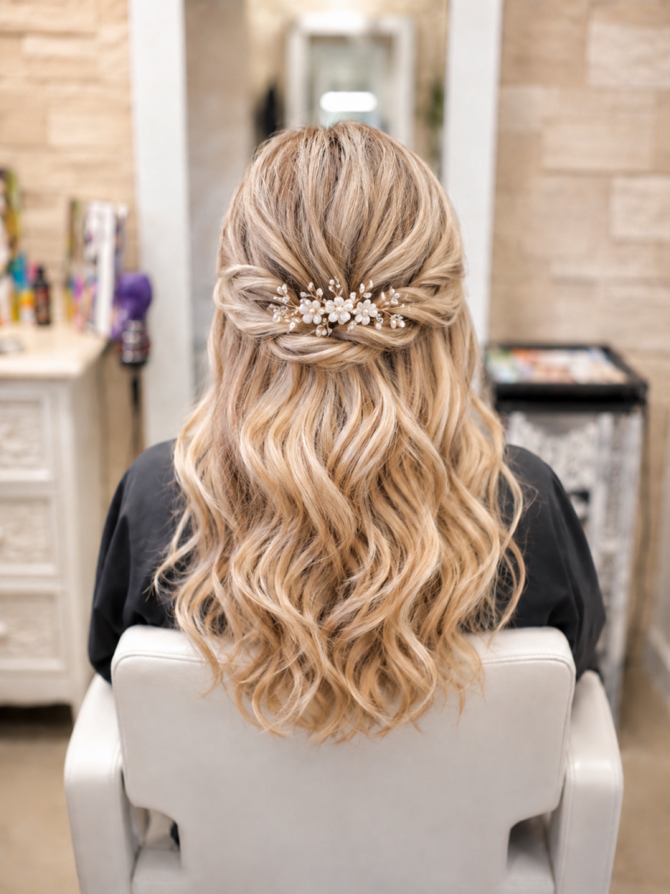 Coiffure de mariée : demi-attache avec bijou floral et boucles douces