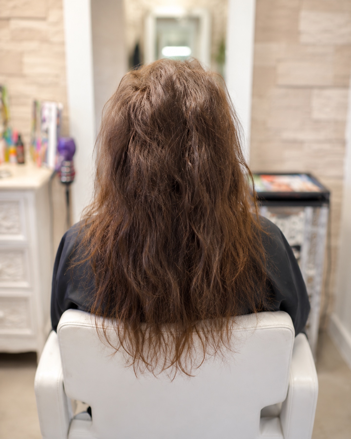 Avant : cheveux longs et brouillonnés, sans forme