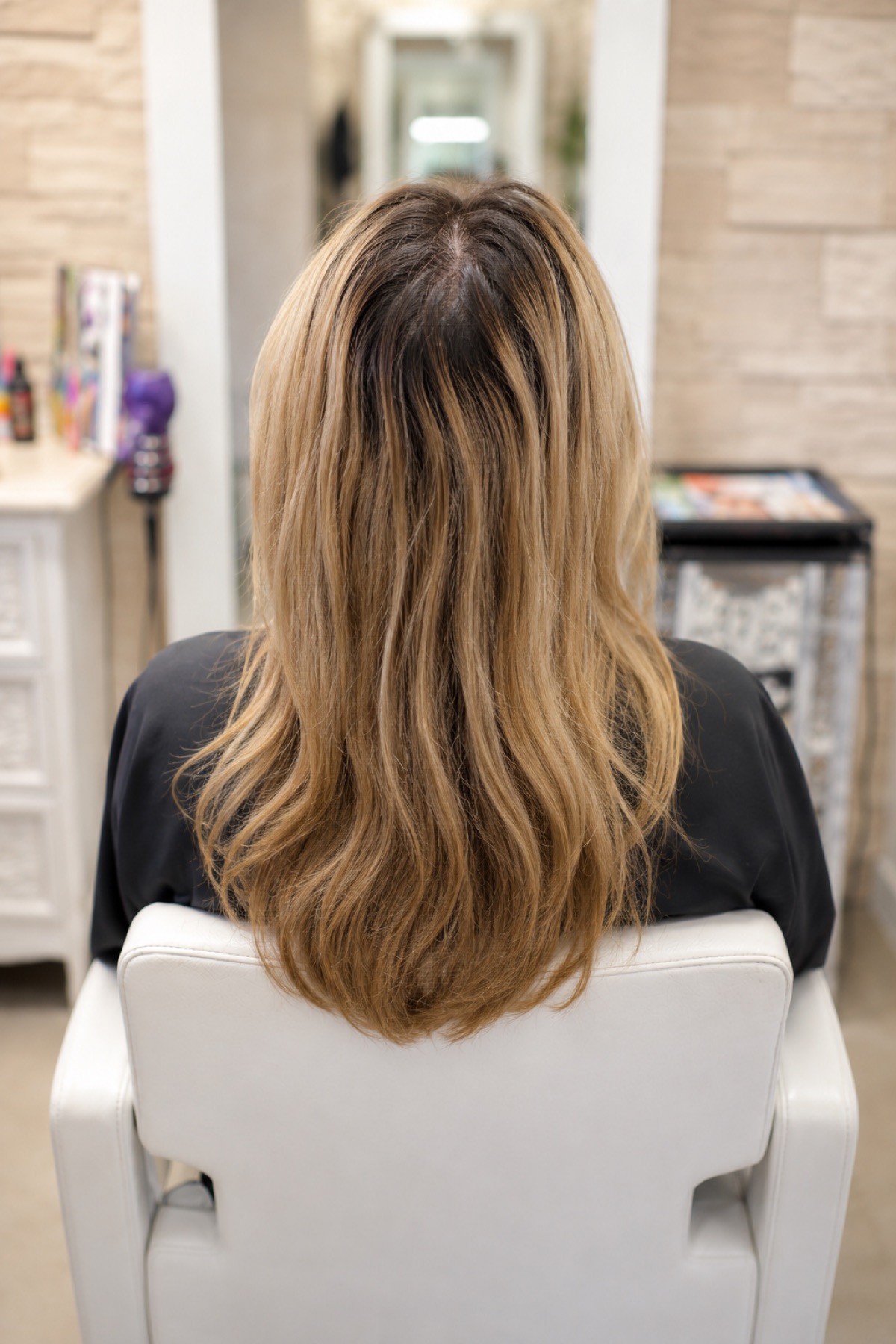 Avant : racines apparentes sur cheveux blonds