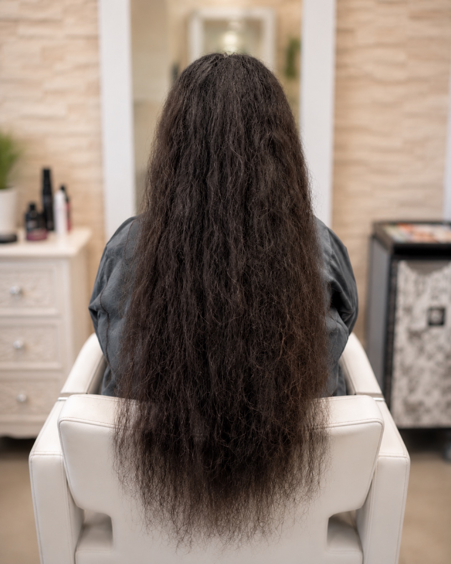 Avant : longueurs très volumineuses et frisottées