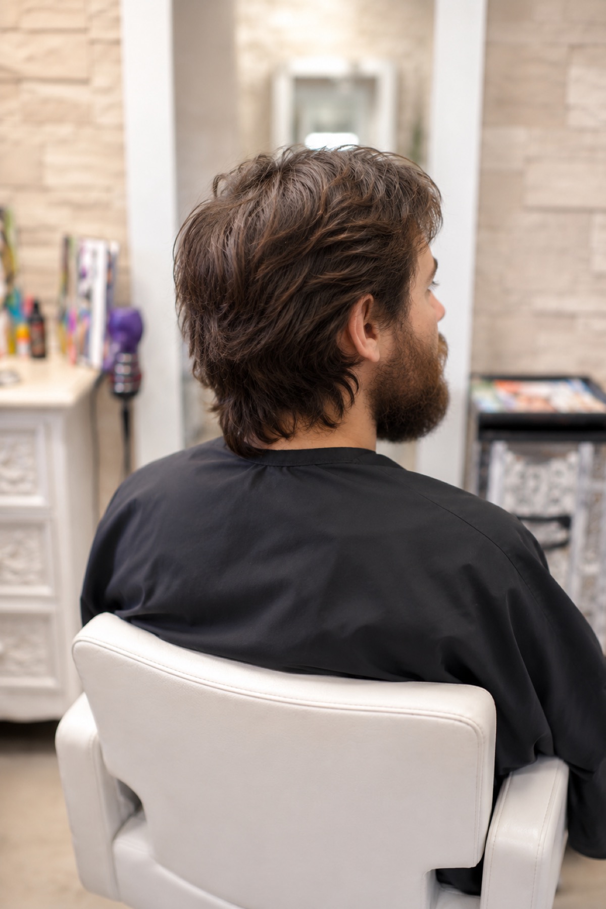 Avant : cheveux et barbe non entretenus