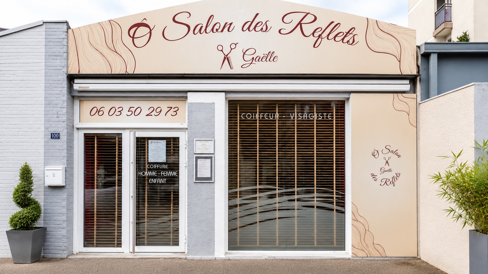 Devanture du salon : grande enseigne bordeaux « Ô Salon des Reflets · Gaëlle », vitrine « COIFFEUR · VISAGISTE », téléphone 06 03 50 29 73 visible, plantes décoratives