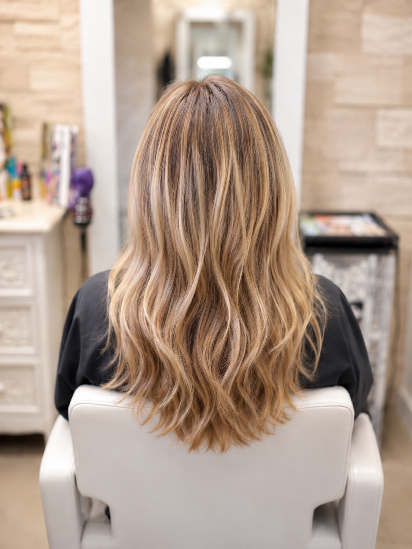 Après soin et coloration : cheveux balayage blond, lumineux et soyeux